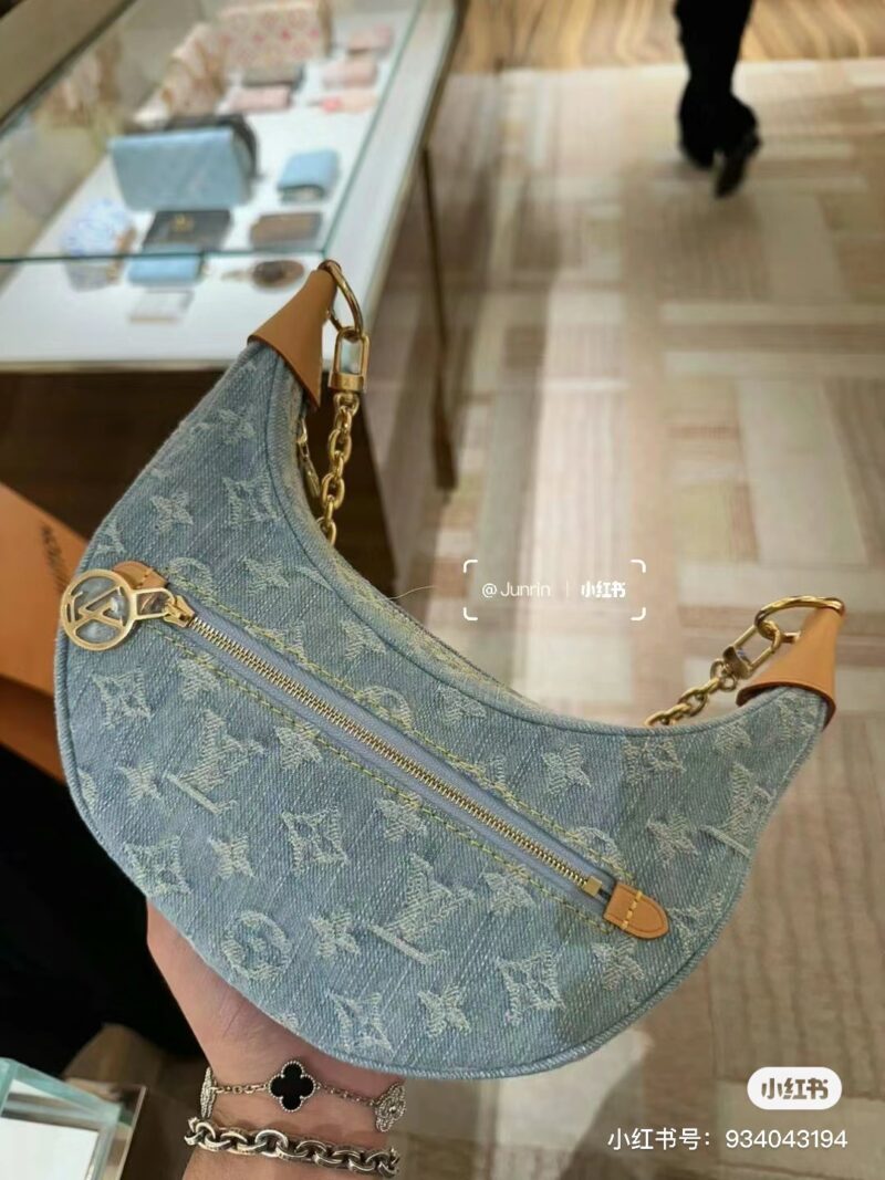 9341678e09.jpg Fashionable and very summer+denim light colored denim moon bag,
Denim light colored denim moon bag,
Seeing this color gives me a feeling of youthful vitality. It is soft and casual, and very lightweight. The two shoulder straps can be adjusted direct...