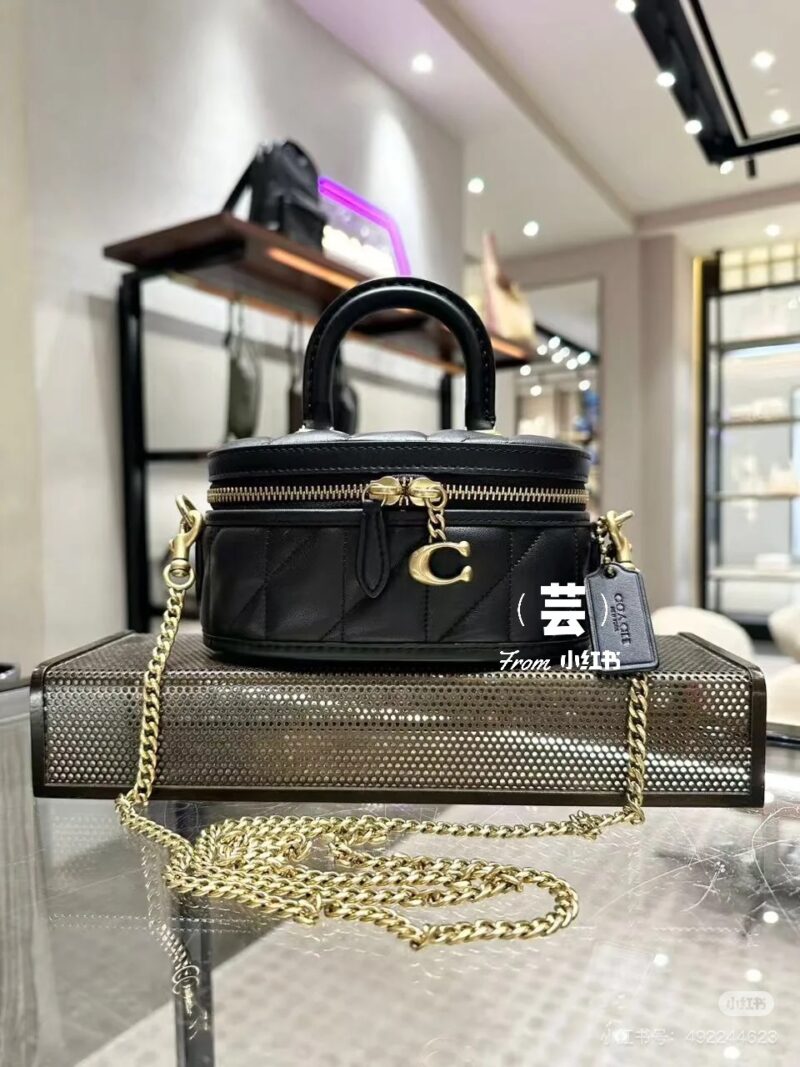 934de08f4b.jpg Coach's new box bag is back!
This one is finally not so useless! Can install a mobile phone!
Her upper body looks very princess!
#Box bag # Exquisite small bag # Coach