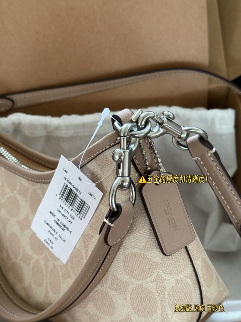 9383426160.jpg 245 Reproduction Edition Box
size:19*14cm
Today's New Products|
C's mini Laurel stray bag is so cute!
Two shoulder straps slung diagonally under the armpits
In summer, I changed into a small skirt and paired it with a small stray bag,
Super cute