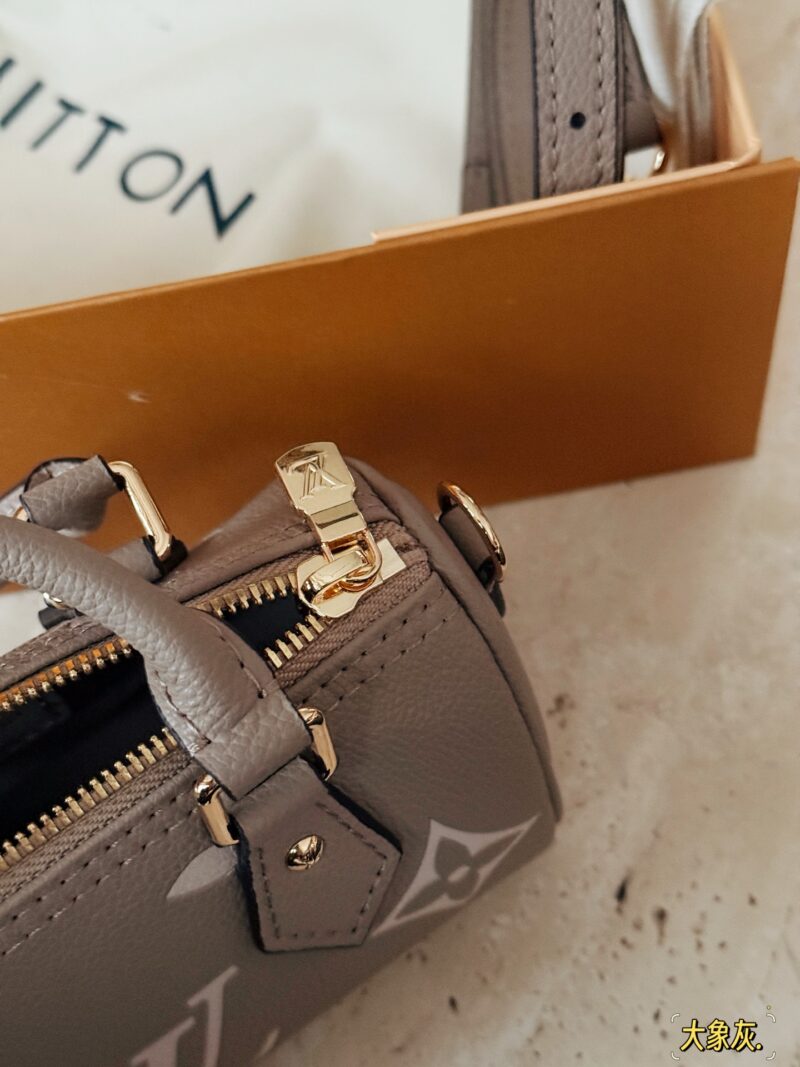 205 box
Size: 16 * 10cm (mini)
L Home Speedy Nano Elephant Grey
Experience the joy of Nano together~
Carrying a small bag, I really love it, love it~
Search: Lv nano