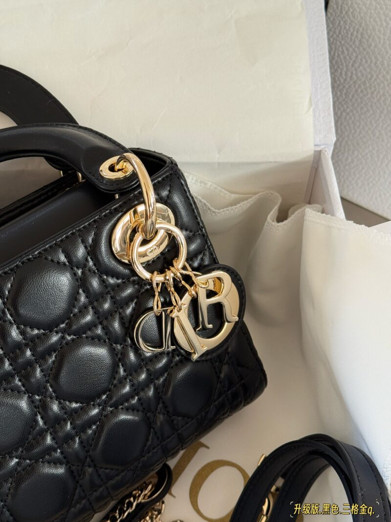 260 box upgrade version
Size: 17 * 15cm (three grids)
Dior handbag by Diana
D Family Princess Dai's Light Gold Button
It's very simple and elegant to hold in your hands and shoulders!
The milky sound makes one feel refreshed and happy
Very tender! It...