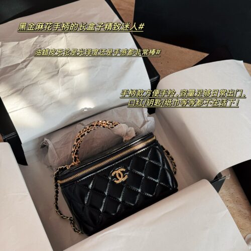 Box pairing
size：18*10cm
Chanel Xiaoxiang Home Withdrawal Box Bag
The long box with black gold Fried Dough Twists handle can be cool and cute
Various stubborn shapes
Truly fragrant