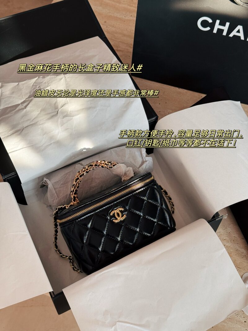 Box pairing
size：18*10cm
Chanel Xiaoxiang Home Withdrawal Box Bag
The long box with black gold Fried Dough Twists handle can be cool and cute
Various stubborn shapes
Truly fragrant