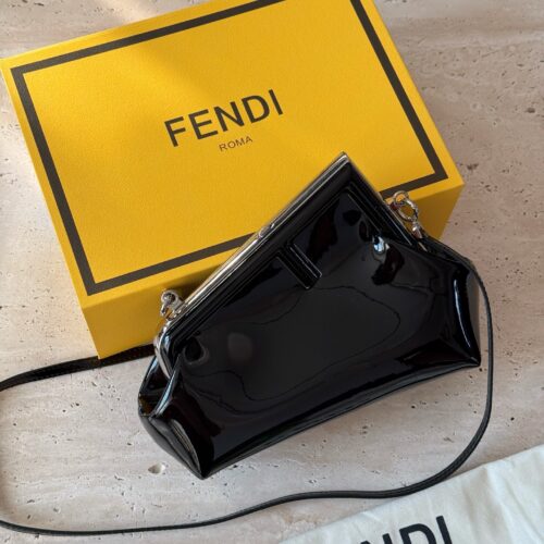 230 box
size：26*18cm
FENDI First handbag, how could a sweet summer be without it
You can hold it in your hand, cross it, or carry it on your back!