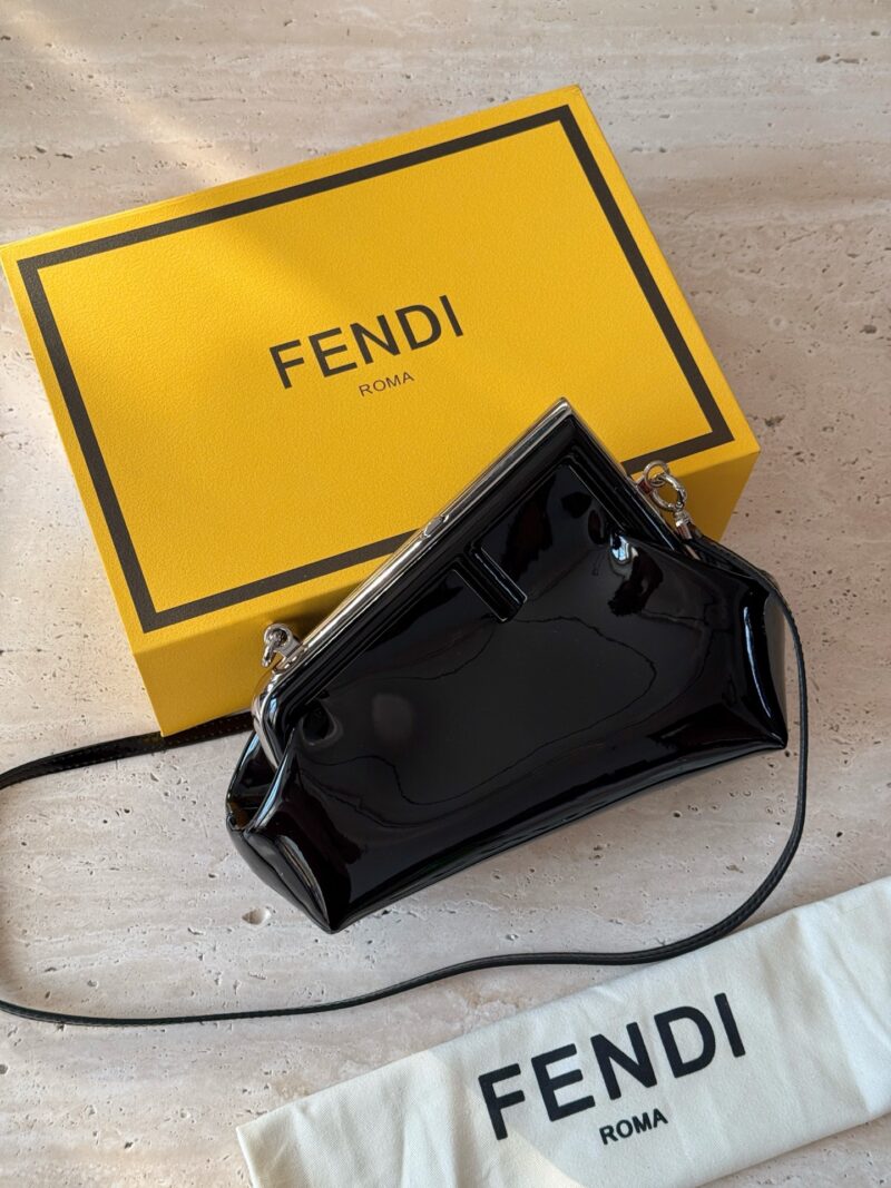 93bf4bf389.jpg 230 box
size:26*18cm
FENDI First handbag, how could a sweet summer be without it
You can hold it in your hand, cross it, or carry it on your back!