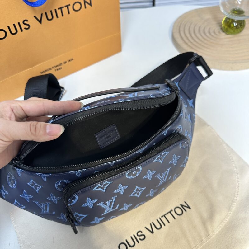 Donkey waist bag/chest bag model M25227 all leather blue. This waist bag design is not only practical but also enhances the overall design sense, making it easy to raise the body proportion. The bag can be worn as a chest bag or crossbody bag, and ca...
