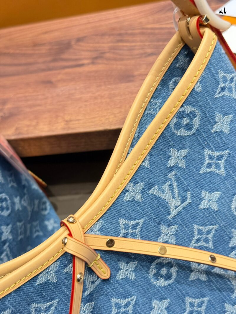 93febfd52e.jpg 275290 Cowboy
This is simply my favorite bag!!
LV24 Limited Edition Denim Cowboy Carryall
Denim denim material is super lightweight and has a great concave shape
The vegetable tanned leather of the shoulder strap adopts this series of classic+rivet...