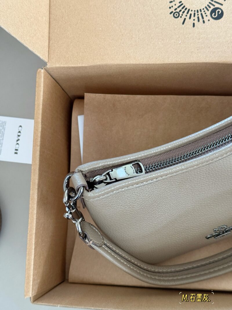 9417856832.jpg 200 boxes
size:19*14cm
Today's New Products|
C's mini Laurel stray bag is so cute!
Two shoulder straps slung diagonally under the armpits
In summer, I changed into a small skirt and paired it with a small stray bag,
Super cute