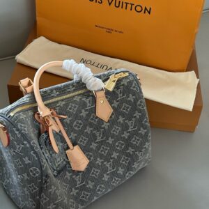 285 box upgrade version
size：30*21cm
Come and take a look at L's Speedy30 pillow bag
Size 30cm is suitable for daily use and travel!
I really like this size
Very useful! Too cool!
This denim bag exudes a vintage atmosphere and is packed with UP!