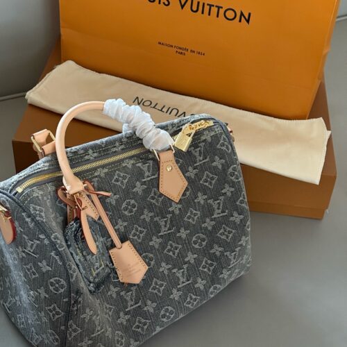285 box upgrade version
size：30*21cm
Come and take a look at L's Speedy30 pillow bag
Size 30cm is suitable for daily use and travel!
I really like this size
Very useful! Too cool!
This denim bag exudes a vintage atmosphere and is packed with UP!