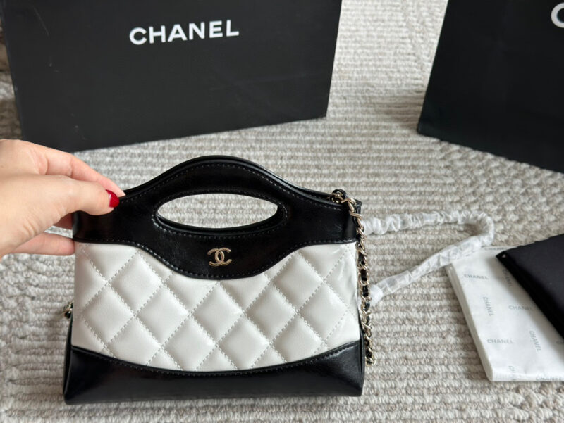 9420fa6a7e.jpg 215 box upgrade version
size:22*14.5cm
Xiaoxiangjia's 23a is worth buying
Cute and Loving Horizontal Version 31
Chanel has been replicated again
The new 31 bag model has released a mini size
Who can withstand this!
Xiaoxiang's true love fans must j...