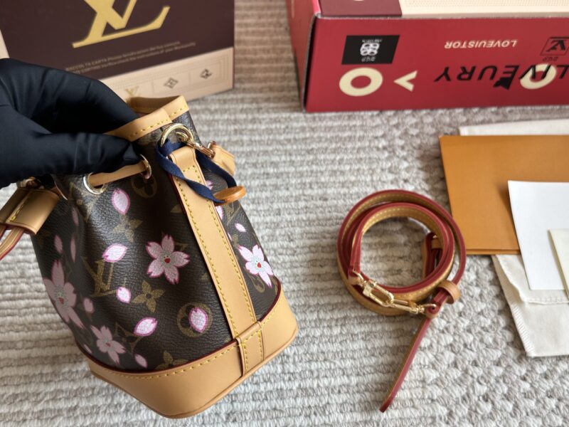 942b124881.jpg 215 boxes
size:13*16cm
L's new nano bucket bag
Noe bucket bag is super cute!
Old flower ydds!
Get in quickly! Get in quickly!
I really love it! Because it's really easy to match!
