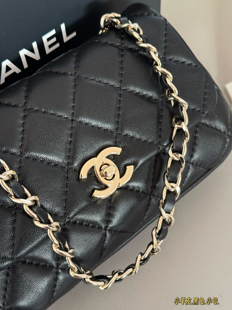 275, 280 box top lambskin
Size: 20 * 12cm (small size)
22 * 14cm (large size)
25S Treasure Black Horse
Xiaoxiangjia Mini CF~
There is this cute and cost-effective little one available
Black lambskin+light gold swivel buckle
Chanel's most classic conf...