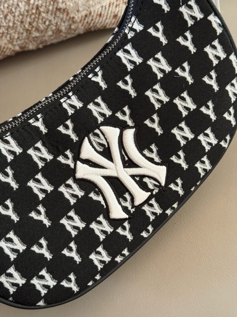 943498ab7e.jpg 170 boxes
size:22*15cm
Summer travel|
We can't do without an MLB armpit bag
MLB Cowboy Canvas Underarm Bag
The capacity is not small either
Can accommodate travel beauty gadgets
Who wouldn't love retro vintage vintage MLB? It's really amazing!