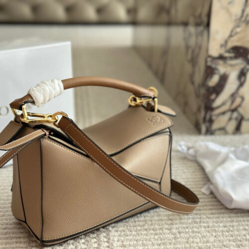 ￥225 
From now on, fans of the Luo family geometric bag family will surely be delighted with the addition of a bag to the Loewe puzzle. The classic geometric bag will once again attract fans with its mini bag! This time let's plant grass and see if ...