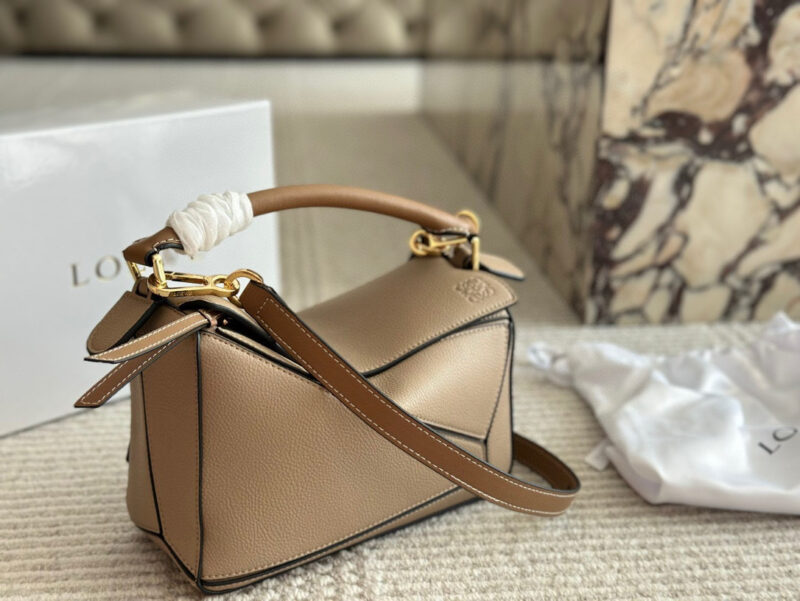 9440baef51.jpg ¥225
From now on, fans of the Luo family geometric bag family will surely be delighted with the addition of a bag to the Loewe puzzle. The classic geometric bag will once again attract fans with its mini bag! This time let's plant grass and see if ...