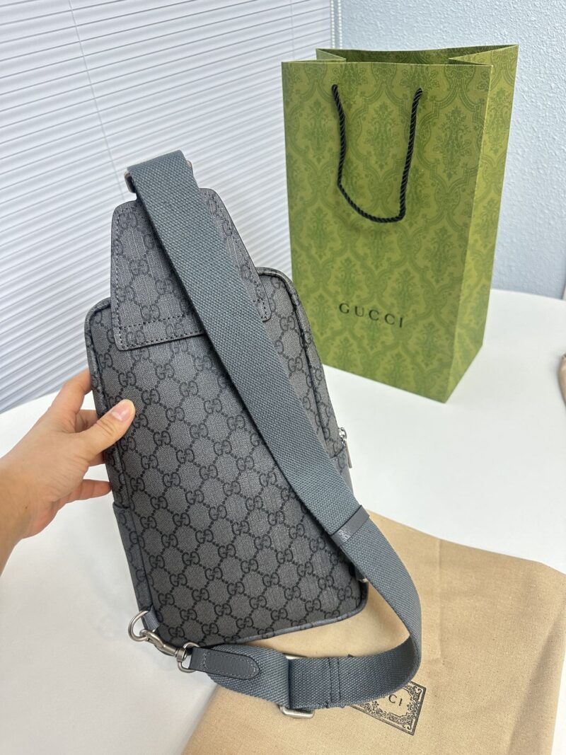 Classic Grey CUCCI Size 18 x 29 Men's Chest Bag
Small and stylish, showcasing a casual yet unrestrained attitude. Intelligent shoulder strap design, suitable for carrying on the left or right shoulder. Design a shape that improves the comfort of carr...