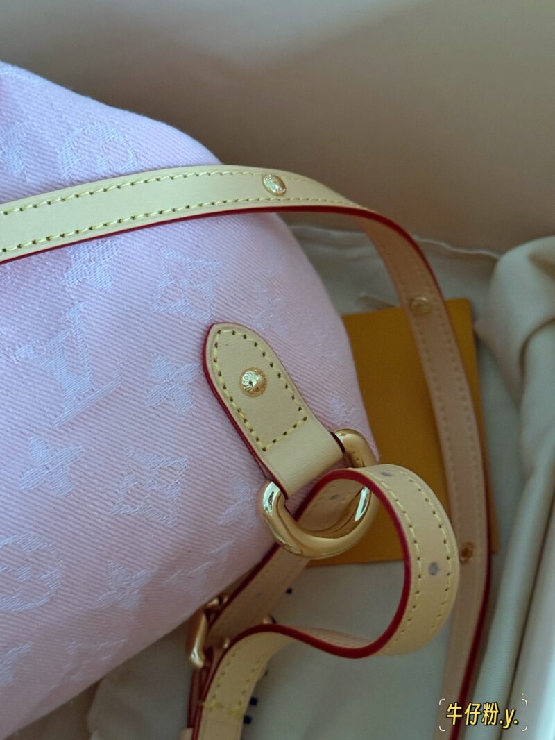325 box
size：20*20cm
24 Spring L Home Denim Denim New Collection
Venice Pink Cowboy is going crazy
What a cute one
Vintage tannin backpack
Very suitable for summer y2k style, looking forward to living in summer!