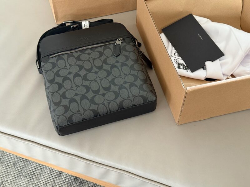 94667a9fc1.jpg 250 boxes
size:24*27cm
Coach C Men's Home~Square Bag/Pilot Crossbody Bag/Postman Bag
Are you ready for the 520 gift?
Exquisite three-dimensional, simple yet profound!
Very practical and convenient!