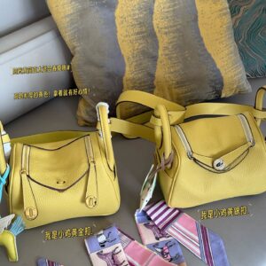 260 complete sets of packaging
size：19*13cm
?? top layer leather!
H Home Mini Lindy
? Crossarm ? Hand carried!
A perfectly cute little one!
Sunshine yellow is simply perfect for spring and summer
Just hold it and you'll have a good mood!