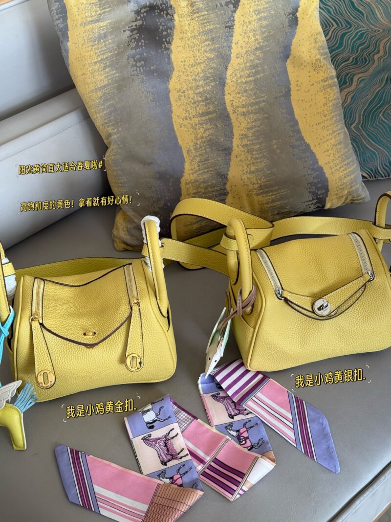 260 complete sets of packaging
size：19*13cm
?? top layer leather!
H Home Mini Lindy
? Crossarm ? Hand carried!
A perfectly cute little one!
Sunshine yellow is simply perfect for spring and summer
Just hold it and you'll have a good mood!
