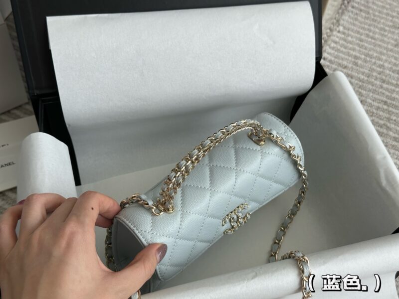 94768a6961.jpg 210 box
size:19*10cm
Xiaoxiangjia 23Kelly Mobile Bag
This bag type is a whole love to live in
Little Kelly Grandma/Exquisite and Cute/
You can put your phone on
Can be carried by hand or slung diagonally
The caviar cowhide is too perfect!