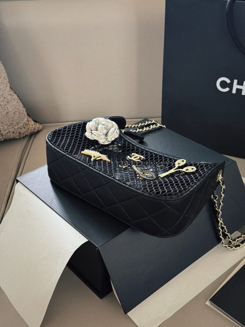 94986e4e4f.jpg 210 230 (brooch) box
size:26*16cm
Xiaoxiangjia 25S fishing net bag
You can DIY it perfectly with the brooch! ( ?? The style of the brooch is fixed! )
It's too fragrant to love
There is also a small card bag inside, which can hold some chang...