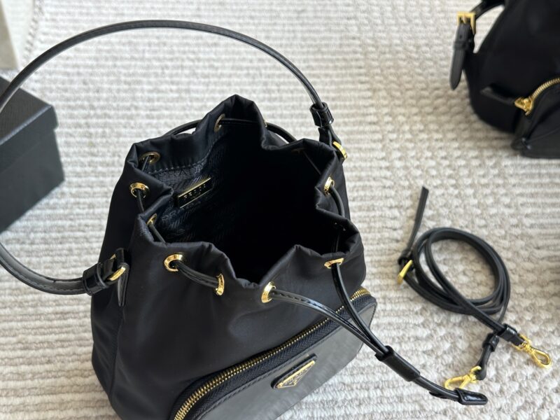 94af894936.jpg 175 sets of boxes
size:21 19cm
Prada Hobo Nylon Bucket
Seeing the physical object is truly perfect!
package ??
Designed to be super convenient and comfortable!