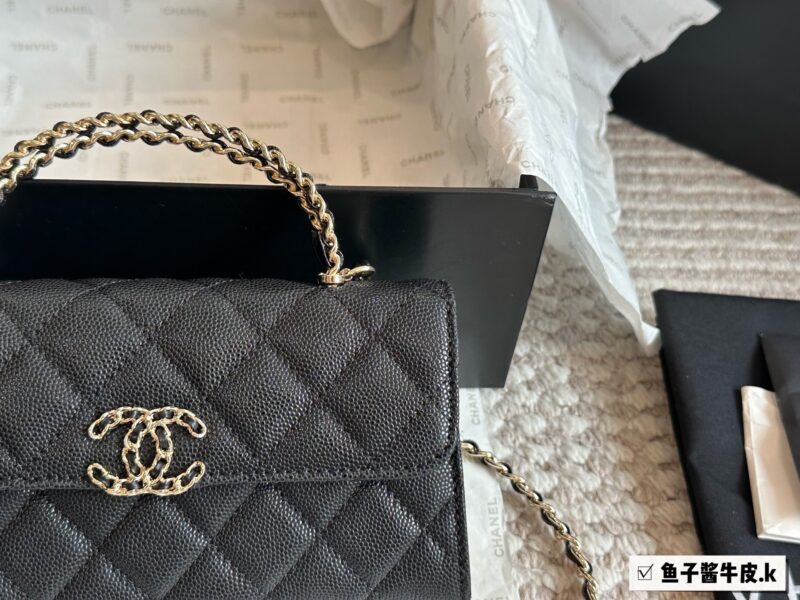 94bc589f41.jpg Caviar Cowhide 260 Pack
size:19*10cm
Xiaoxiangjia 23Kelly Mobile Bag
This bag type is a whole love to live in
Little Kelly Grandma/Exquisite and Cute/
You can put your phone on
Can be carried by hand or slung diagonally
The caviar cowhide is too pe...