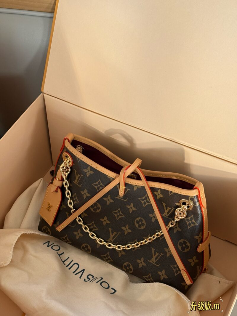 94c07634e6.jpg 240 box upgrade version
size:26*17cm
L's Carryall BB has finally arrived
Package body with sliding metal chain
More exquisite!
Small girls are blessed with easy matching of various clothing styles!