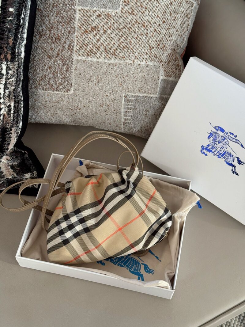94c91f8264.jpg 195 box
size:22*16cm
Burberry plaid cloud bag
This cloud pack is really cute
Drawstring closure is very convenient
You can put your phone mainly because the price is not too expensive