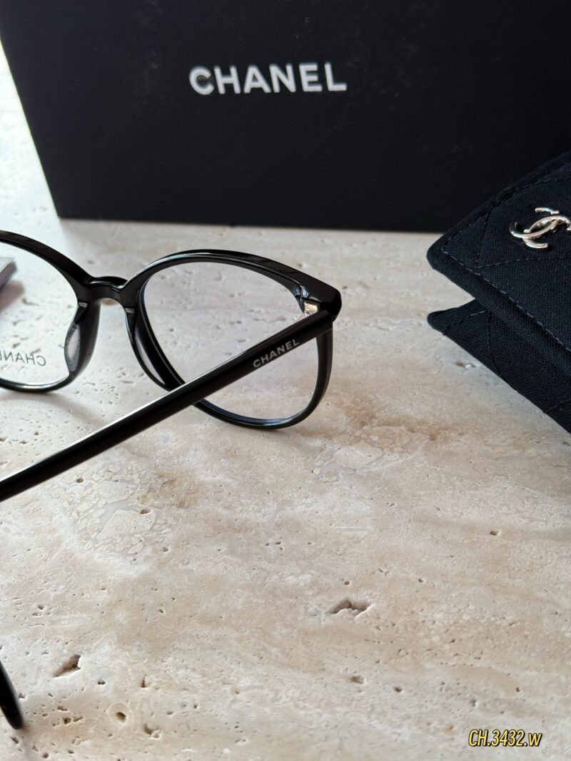 94cb1adae2.jpg 195 with packaging
Xiaoxiang 3432 has such a high sense of intelligence!!
Whether in terms of appearance or comfort
They are all stir fried chicken sticks
Lightweight frame suitable for various face shapes
It's really versatile
Wearing it gives me an...