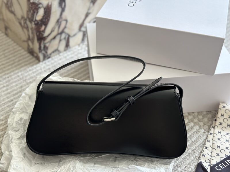 94dbc04d24.jpg 230 box
size:28*12cm
Celine's new black silver LOLA handbag
The new season's LOLA silver hardware color scheme is even more cool and vibrant