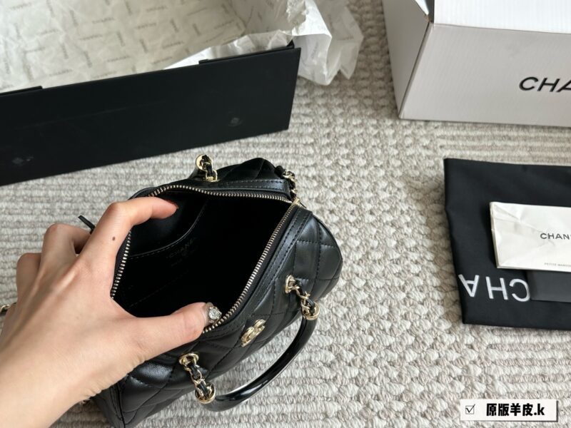 Chanel Boston P275
Chanel 25P Bowling Bag Elegant Beauty
#The bag is not duplicated, Chanel black with white border Boston 25P bowling ball 6 Boston! Carrying a crossbody, both phones can fit in! Still comfortable and durable, the market is very obvi...