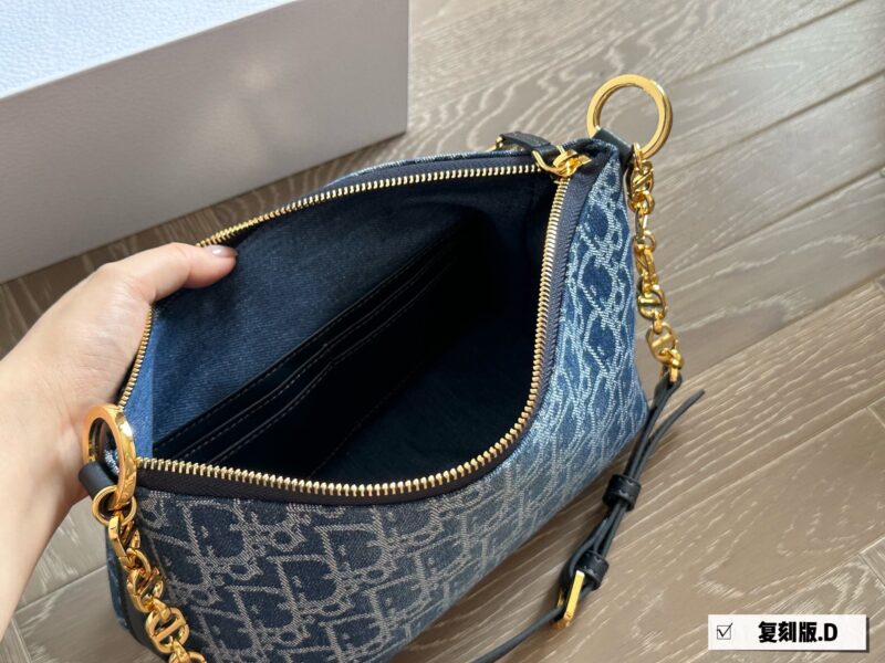 94e6307c0c.jpg ¥ 245 replica original fabric
CD lunch box packaging is the king of cost-effectiveness in the CD market
Hobo star Chain Handbag Series
Upgraded lunch box bag, practical design, equipped with adjustable long shoulder straps, greatly enhancing practic...