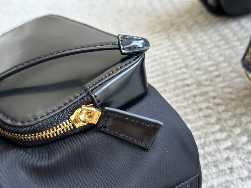 94e8ff1e79.jpg 220 sets of boxes
size:21 24cm
Prada Hobo Nylon Backpack
Seeing the physical object is truly perfect!
package ??
Designed to be super convenient and comfortable!