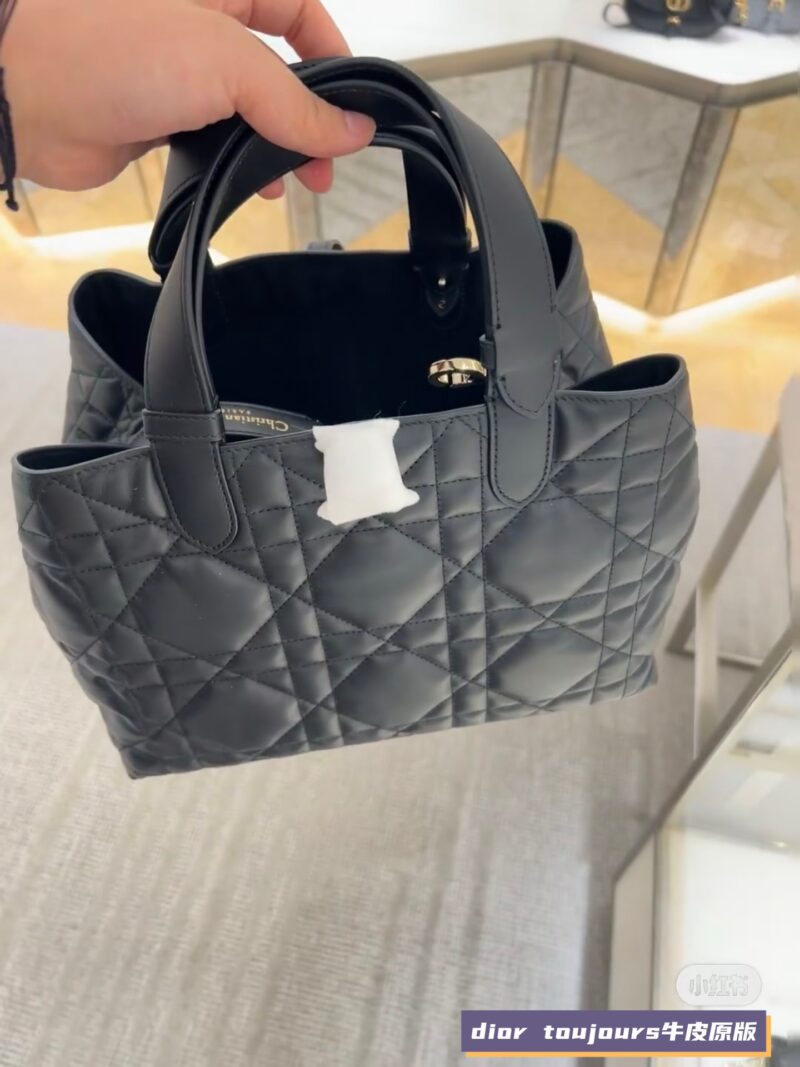 Dior's new Toujours collection this year
It looks so good that it's like I love it at first glance
Different from the previously popular tough diamond patterned Toujours, the bag is softer and lighter in shape