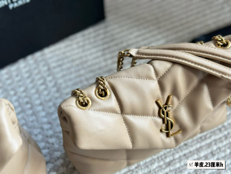 94fa052b8c.jpg 300, 190 with box sheepskin
Size: 29 * 22cm (large)
23 * 16cm (small)
YSL Cloud Bag
LOULOU PUFFER
Quilted lamb leather bag
Like embracing clouds ?? General feeling