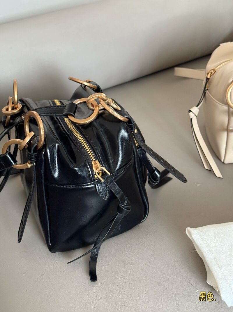 94fd2a2483.jpg 235 box
size:15*15cm
Prad 25 Spring/Summer Collection's Showcase
Very unique,
The shape of the small square bag is cute and adorable!
Hold it in your hand like a small piece of tofu! No girl can refuse exquisite and cute items
