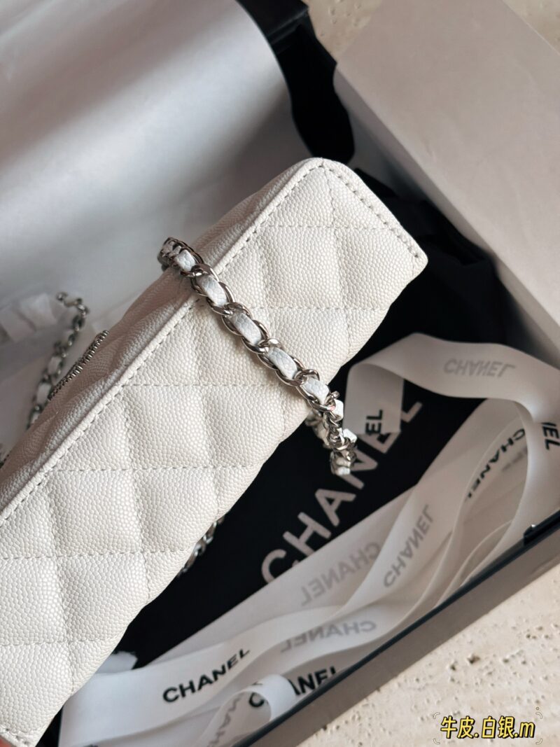 250 boxes
Size: 20 (base width) * 12cm (height)
Xiaoxiang Family Lunch Box Pack Lp
A popular bag that catches the eye at a glance
Really cute
Can be sweet or salty
You can hold it by hand, shoulder and back. The chain length is just right
It also has...