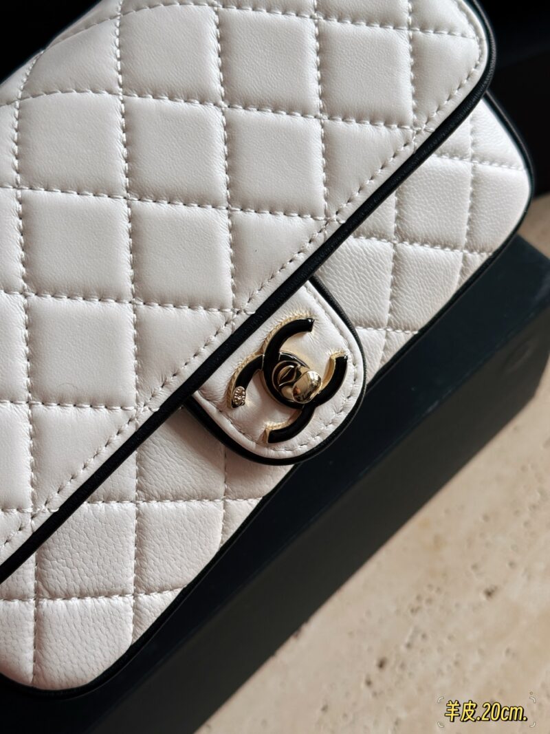 305 295 box sheepskin
Size: 20 * 12cm (large)
18 * 13cm (small)
Xiaoxiangjia 25P New Manga CF
It's really beautiful .….
The physical object is super cute
Do you prefer white or black borders?