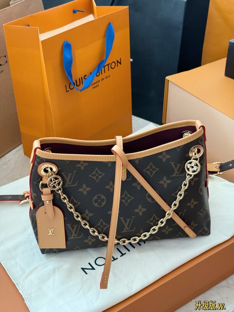 95578d269d.jpg 235 box upgrade version w
size:26*17cm
L's Carryall BB has finally arrived
Package body with sliding metal chain
More exquisite!
Small girls are blessed with easy matching of various clothing styles!