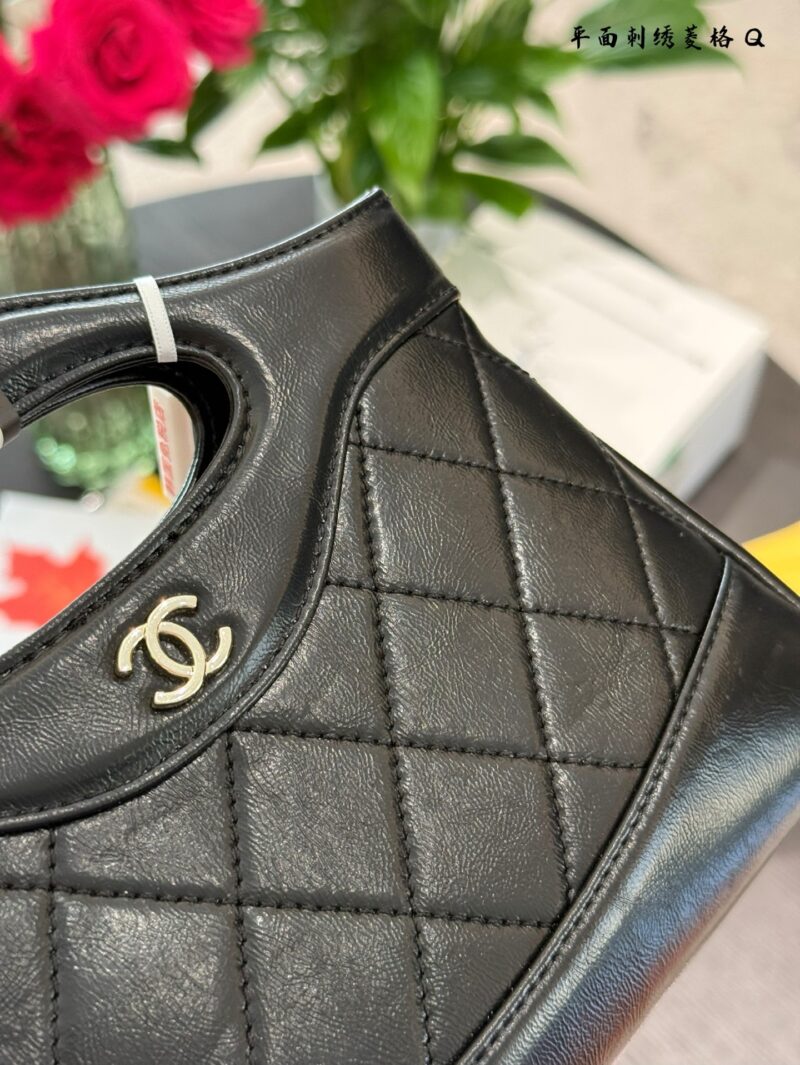 9562b5ef5b.jpg Chanel 31bag mini p199
I don't believe this stunning 31 bag nano can't take you down~I fell in love with it in just one second!!!
White is both girlish and elegant
The luster emanating from the oil and wax lambskin is absolutely stunning+
Nano size i...