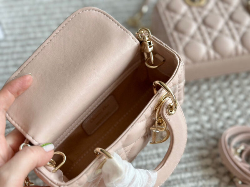 957fec4c02.jpg 、
Dior lady's new long sheepskin powder full set packaging
Dior's all-new D-joy is making a strong comeback, with the rhythm of a big hit. The bag comes with two shoulder straps and multiple back styles, making the upper body both beautiful and sty...
