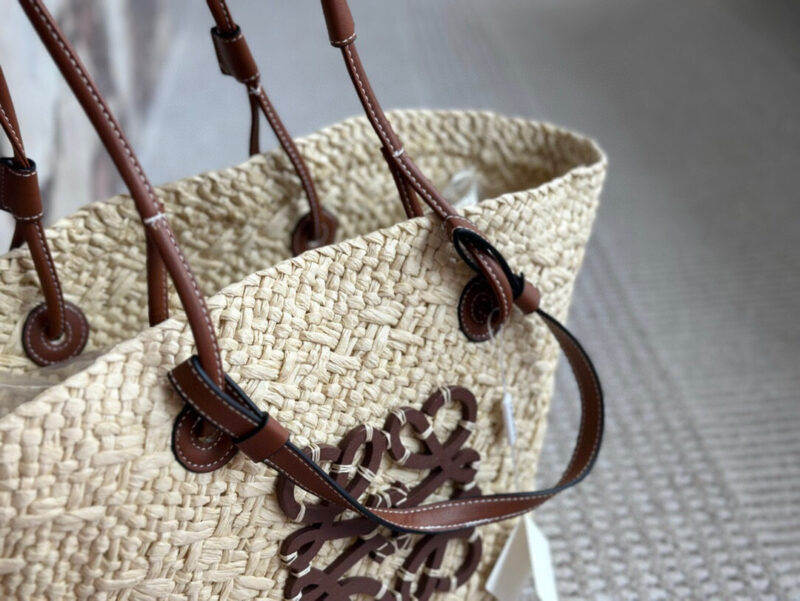 959946160d.jpg 180 without box
Size: Bottom width 30, top width 50 * height 25cm
LOEWE | Grass woven bag
Don't you have such a beautiful straw woven bag in summer?
100% suitable for vacation~
Look at the sea, look at the sea, look at the sea