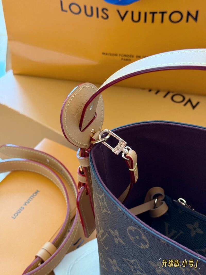 95ba90cc91.jpg 235 box upgrade version
size:18*16cm
ALL IN BB Heavy Attack|
Who wouldn't be confused after reading this!
There are two faces LV AII IN BB
L Home 25ss Bucket Bag
All in BB, really awesome. Take a good look
