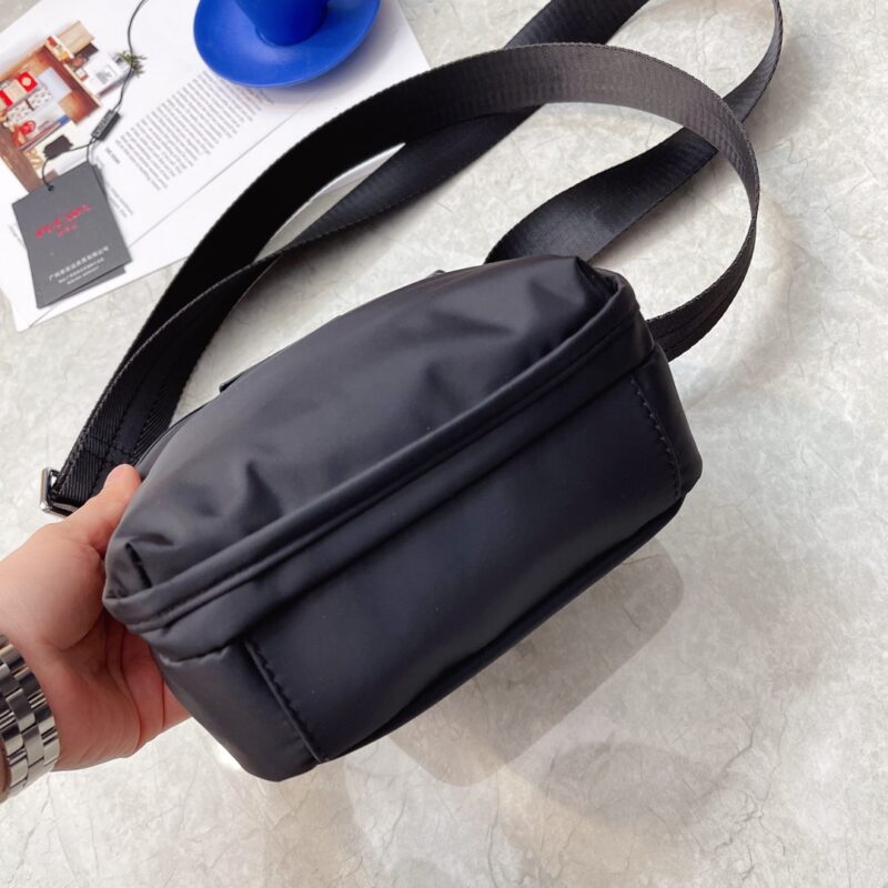 95badd105f.jpg Pure original top quality latest single shoulder crossbody bag mobile phone bag high-end luxury original board imported waterproof fabric with cowhide luxury triangle mark hardware, clear logo, quality absolutely comparable to the original, mini vers...