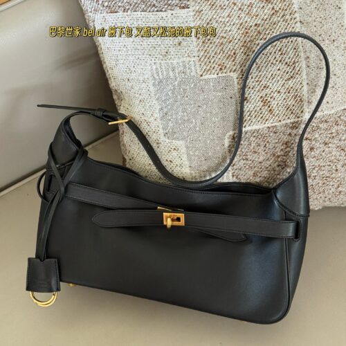 310 box cowhide
size：35*16.5cm
Balenciaga's new Belair armpit bag
Cool and relaxed armpit bag
The feeling of laziness on the upper body is immediately felt
I really like this convenient and cool super practical big bag!