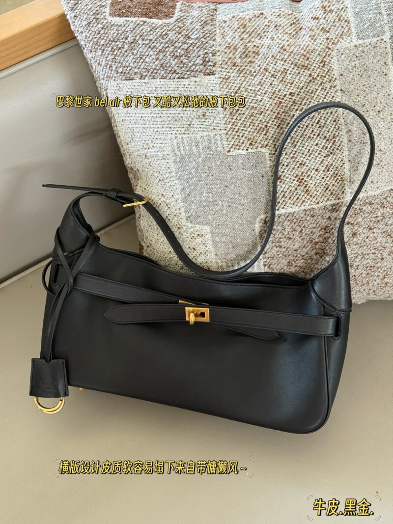 95c6d1794f.jpg 310 box cowhide
size:35*16.5cm
Balenciaga's new Belair armpit bag
Cool and relaxed armpit bag
The feeling of laziness on the upper body is immediately felt
I really like this convenient and cool super practical big bag!