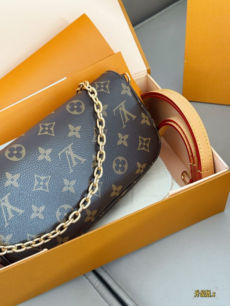 95cbdbaa54.jpg 225 box upgrade version s
size:22*12cm
Mahjong bag with double chain design for L family Ivy
Ivy, I call it the most suitable bag to carry in summer
Can be carried diagonally, single shoulder, or handheld
The built-in card slot is cute and easy to use!